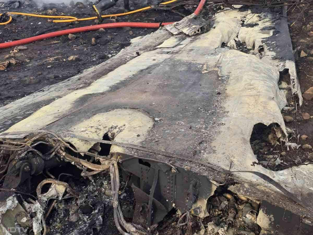 विमान की तस्&zwj;वीरें दुर्घटना की भयावह स्थिति को बयां कर रही हैं. विमान के कलपुर्जे घटनास्&zwj;थल पर बिखरे पड़े हैं.