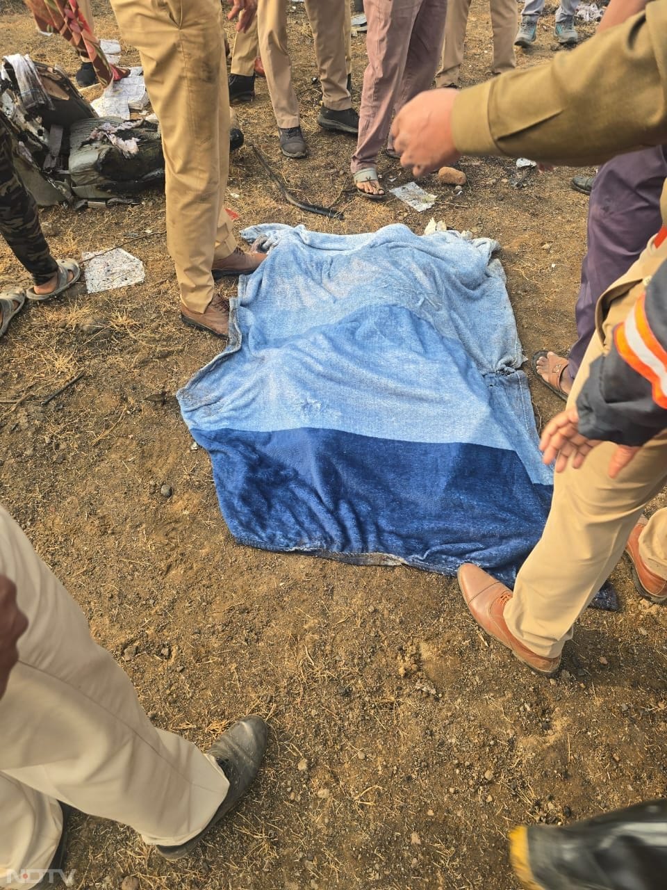 इस विमान दुर्घटना में अजित पवार समेत पांच लोगों की मौत हो गई है. यह घटना सुबह करीब 8 बजकर 45 मिनट पर हुई.