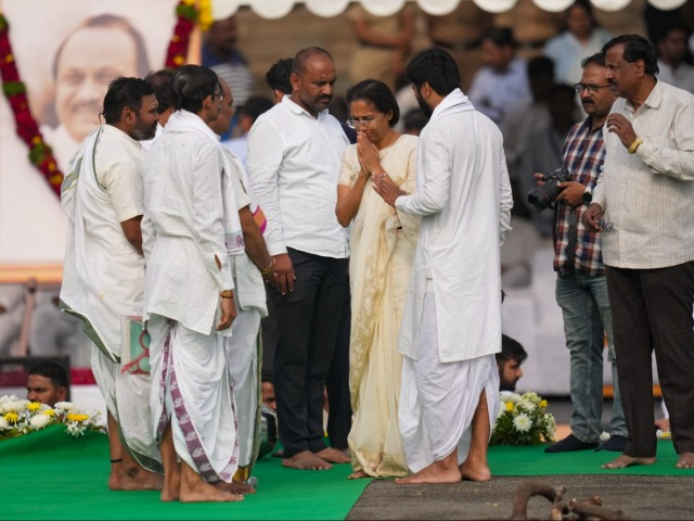 हर आंख में आंसू, भाई अजित दादा के निधन पर भावुक सुप्रिया सुले... अंतिम संस्कार की तस्वीरें