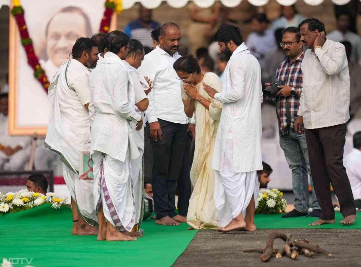 बारामती के पैतृक गांव काटेवाड़ी में महाराष्ट्र के उपमुख्यमंत्री अजित पवार को पूरे राजकीय सम्मान के साथ अंतिम विदाई दी गई, जिनकी बुधवार को बारामती में एक चार्टर प्लेन क्रैश में मौत हो गई थी.