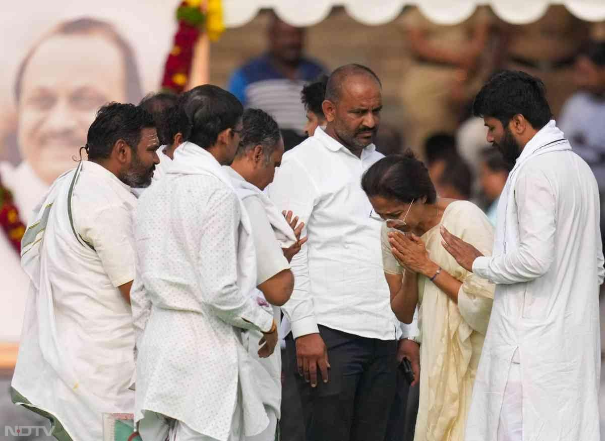 सुप्रिया सुले के चेहरे पर भाई के जाने का दुख देखा जा सकता है. भाई के निधन के बाद उनकी आंखों से आंसू थमने का नाम नहीं ले रहे हैं.