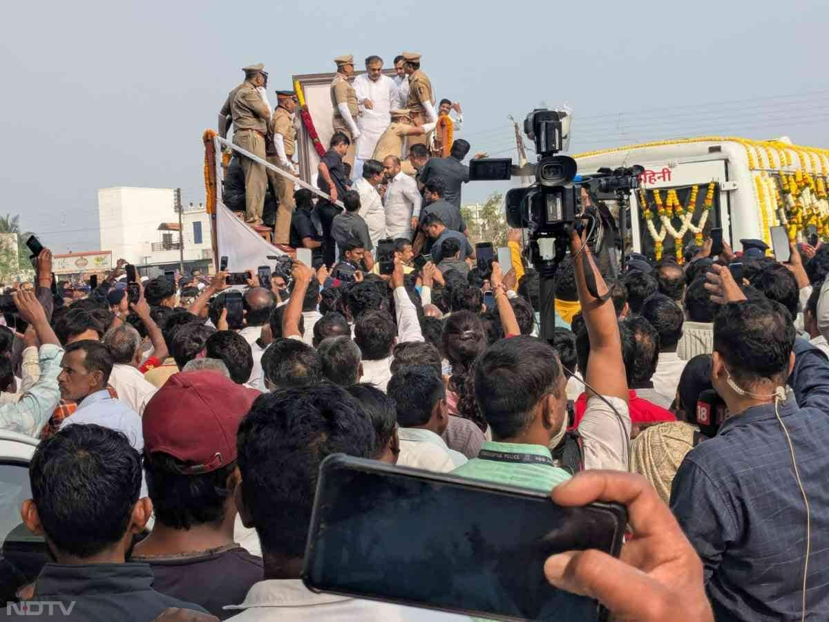 महाराष्&zwj;ट्र के बारामती में अजित पवार के अंतिम दर्शन के लिए उमड़े जनसैलाब को संभालने के लिए एक भावुक दृश्य देखने को मिला. जब भीड़ बेकाबू होने लगी और माहौल काफी तनावपूर्ण व भावुक हो गया, तब अजित पवार के भतीजे रोहित पवार खुद सामने आए.