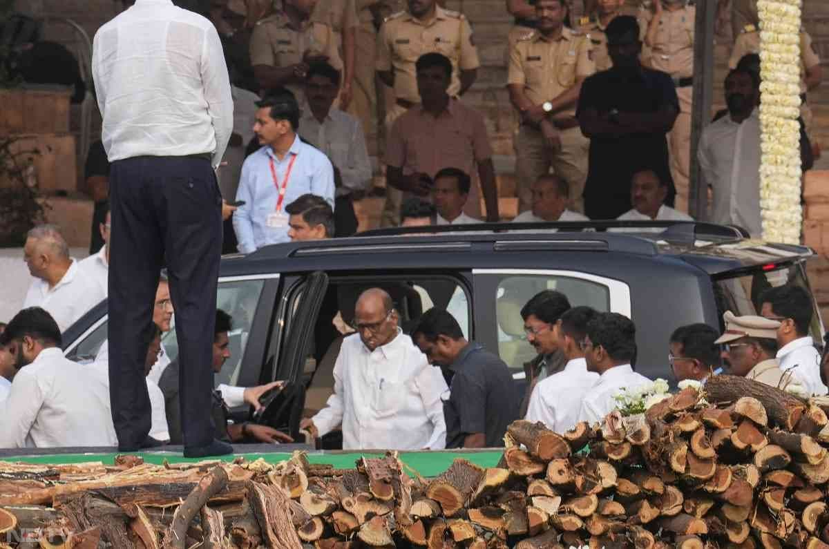 बारामती शहर के प्रमुख चौकों पर अजित पवार के अंतिम संस्कार के दृश्यों को दिखाने के लिए LED स्क्रीन की व्यवस्था की गई है.