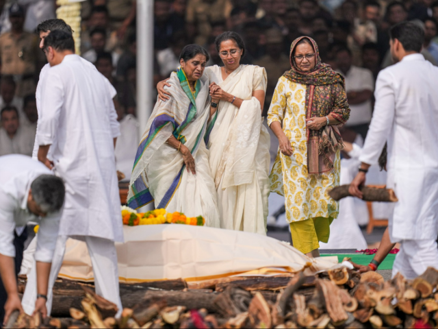 आंसुओं में डूबे पवार परिवार को संभाला, सुप्रिया सुले ने भाभी को दिया सहारा, देखें तस्वीरें