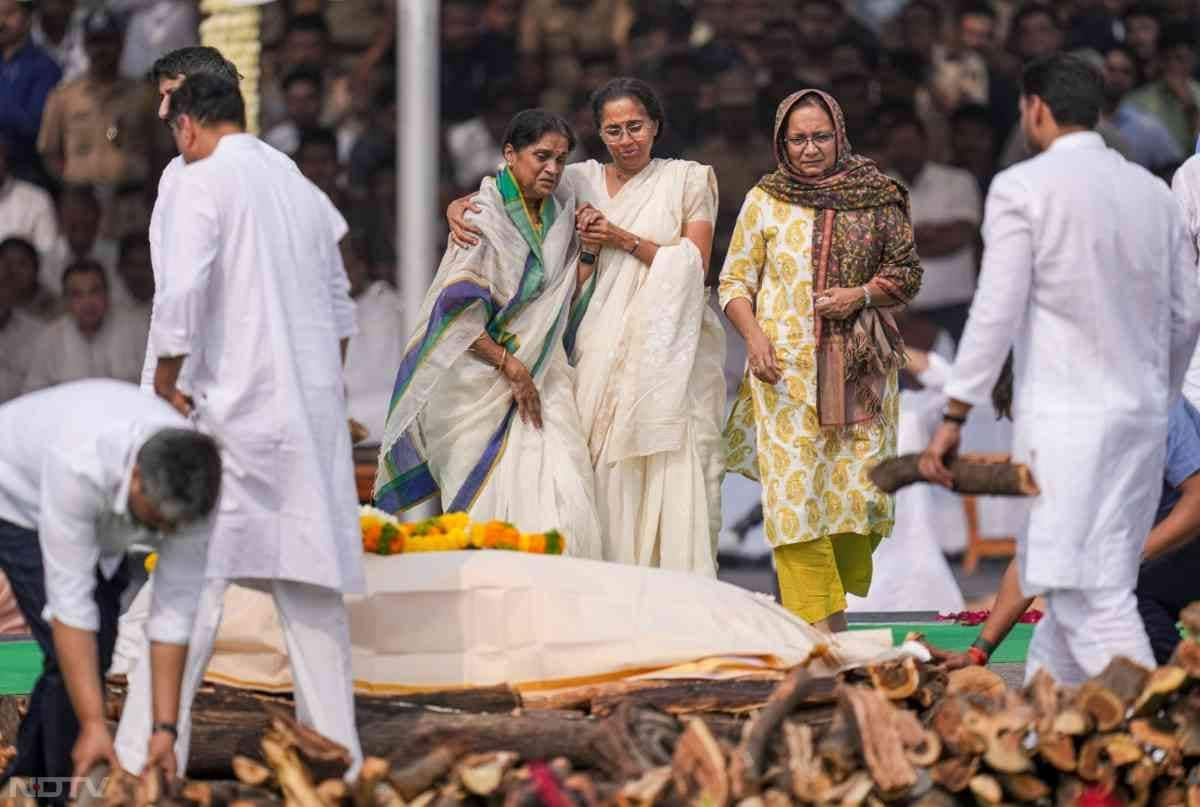 आंसुओं में डूबे पवार परिवार को संभाला, सुप्रिया सुले ने भाभी को दिया सहारा, देखें तस्वीरें