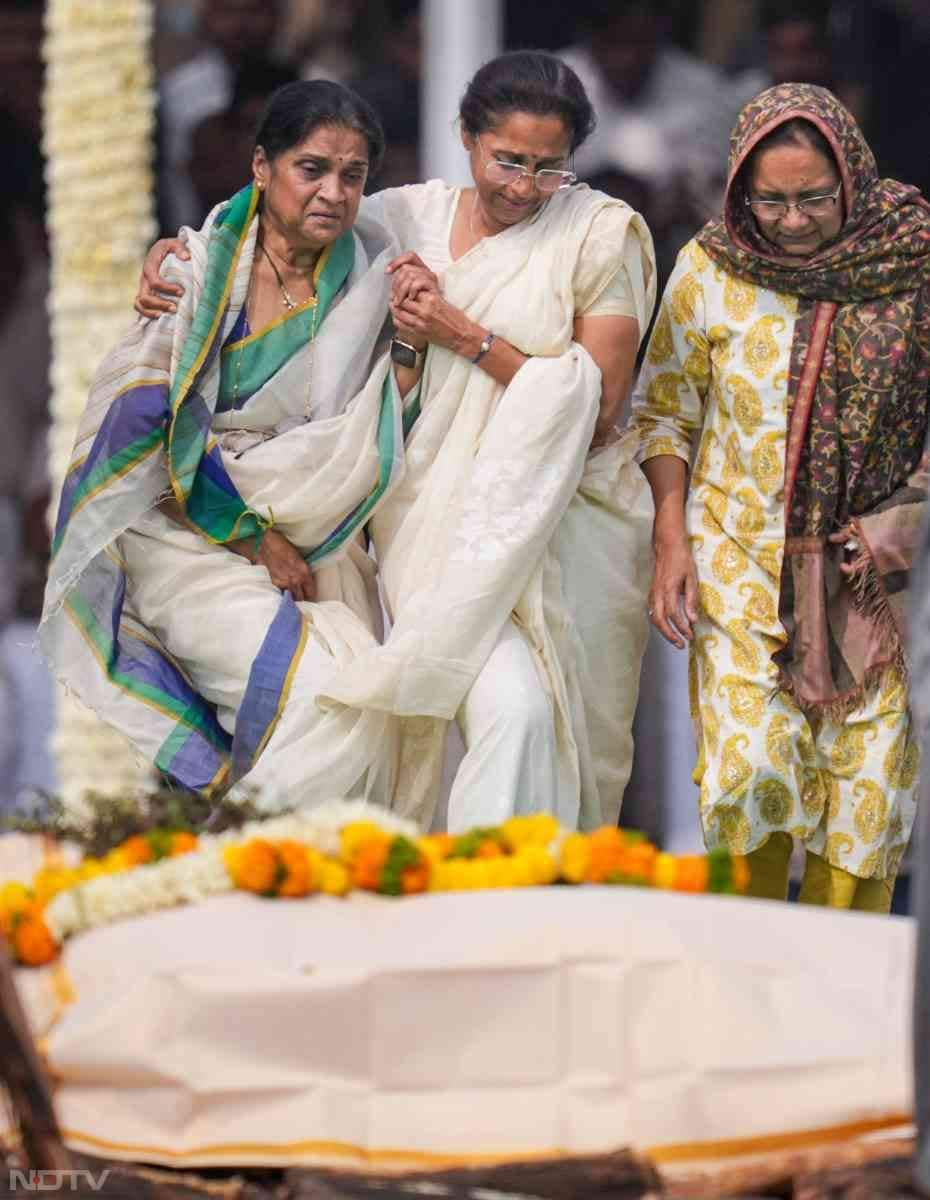 आंसुओं में डूबे पवार परिवार को संभाला, सुप्रिया सुले ने भाभी को दिया सहारा, देखें तस्वीरें