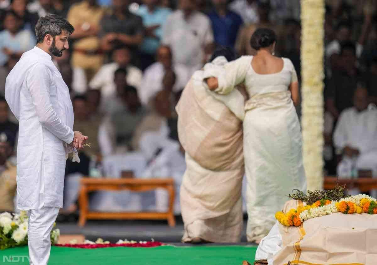 लोकसभा चुनाव 2024 में सुप्रिया सुले और उनकी भाभी सुनेत्रा पवार ने एक-दूसरे के खिलाफ चुनाव लड़ा था. इस चुनाव में सुप्रिया सुले की जीत हुई थी. लेकिन इसके बावजूद भाभी से सुप्रिया के संबंध बहुत अच्&zwj;छे हैं.