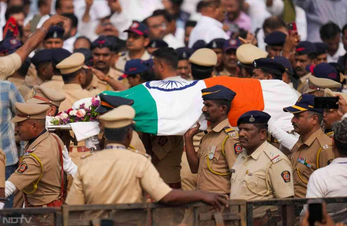 महाराष्ट्र के उपमुख्यमंत्री अजित पवार के पार्थिव शरीर को राष्ट्रीय ध्वज में लपेटकर उनके गांव काटेवाडी से अंतिम संस्कार के लिए बारामती लाया गया.