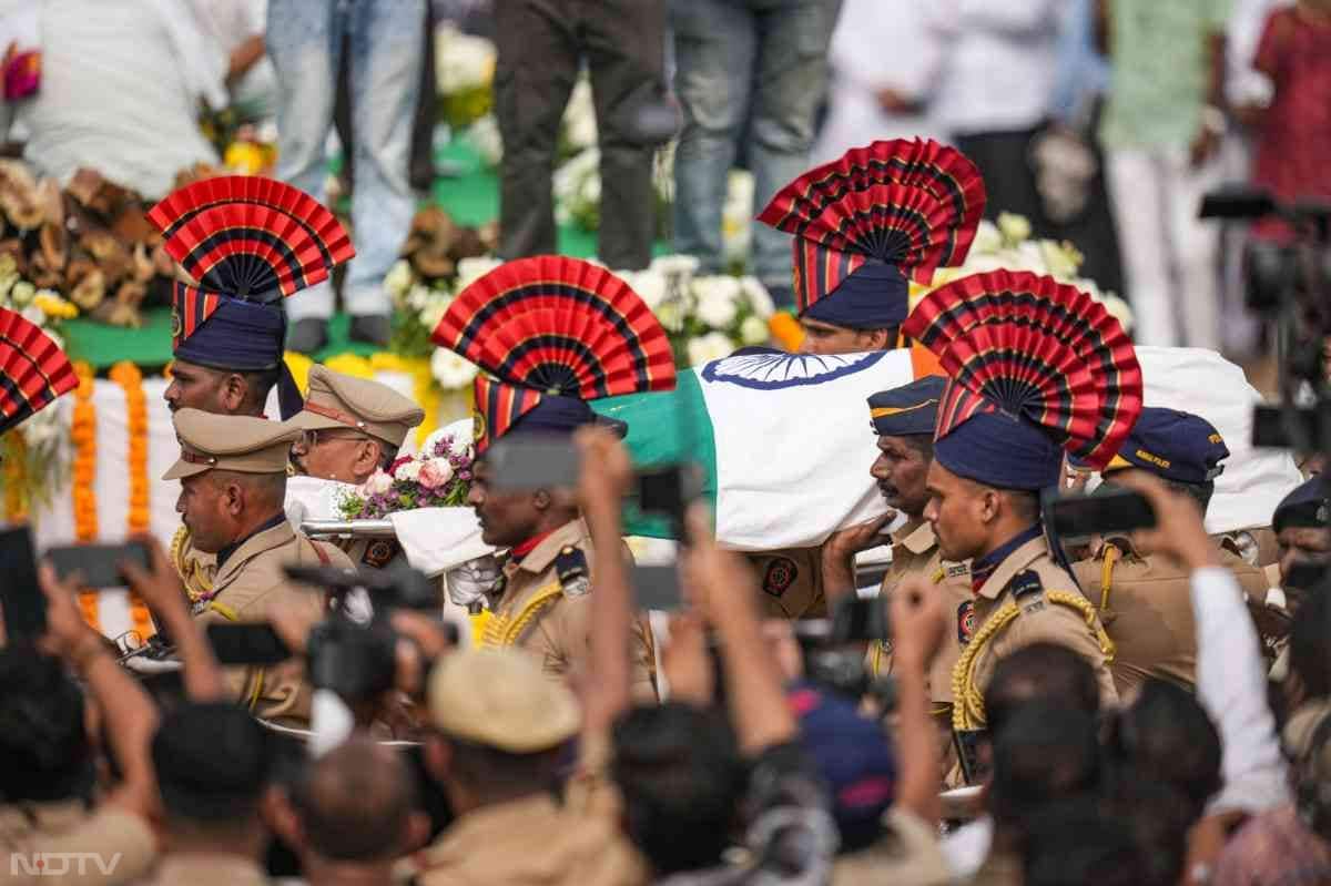 अजित दादा को नम आंखों से अंतिम विदाई देने उमड़ा बारामती... देखें तस्&zwj;वीरें