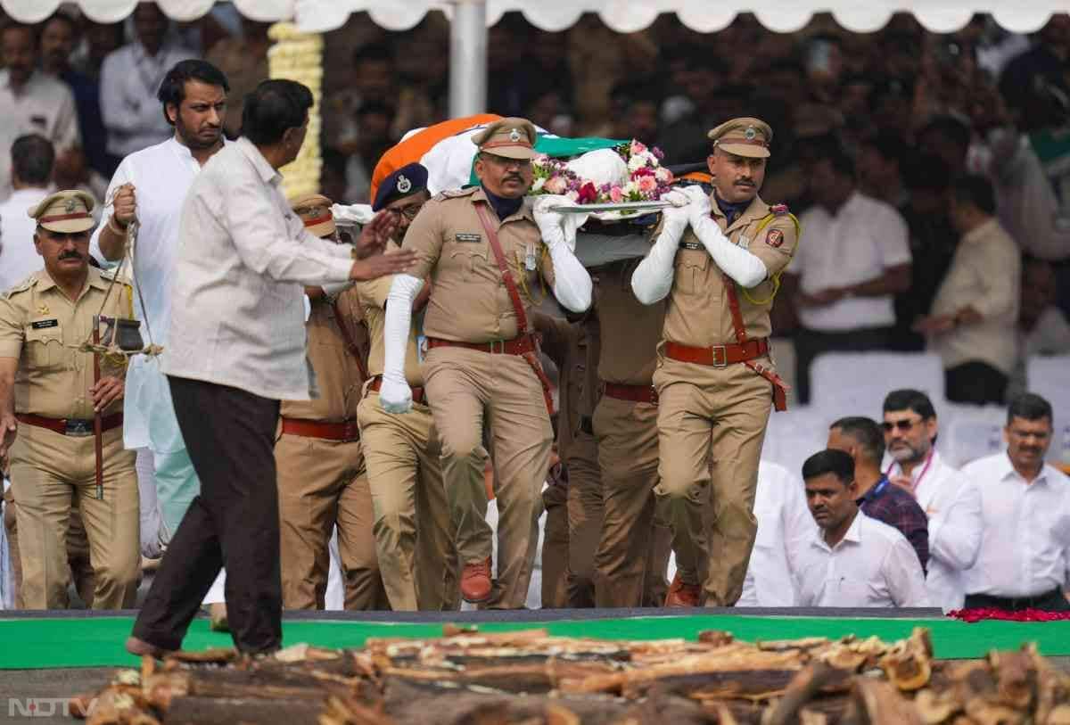 अजित दादा को नम आंखों से अंतिम विदाई देने उमड़ा बारामती... देखें तस्&zwj;वीरें