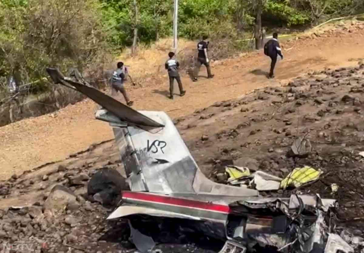 फ्लाइट ट्रैकिंग डेटा से पता चलता है कि उनका कमर्शियल प्&zwj;लेन मुंबई एयरपोर्ट से सुबह लगभग 8:10 बजे रवाना हुआ था.