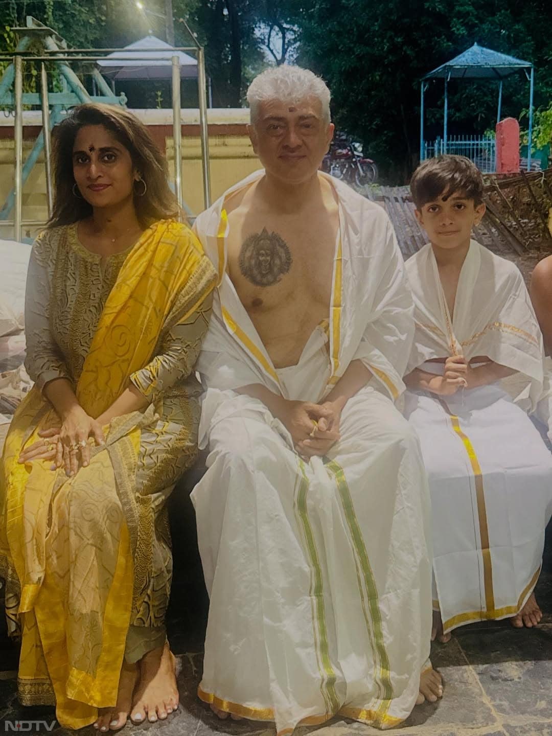 अजित कुमार की छाती पर बना टैटू हिंदू भगवान का है, जो फैंस का ध्यान खींच रहा है.