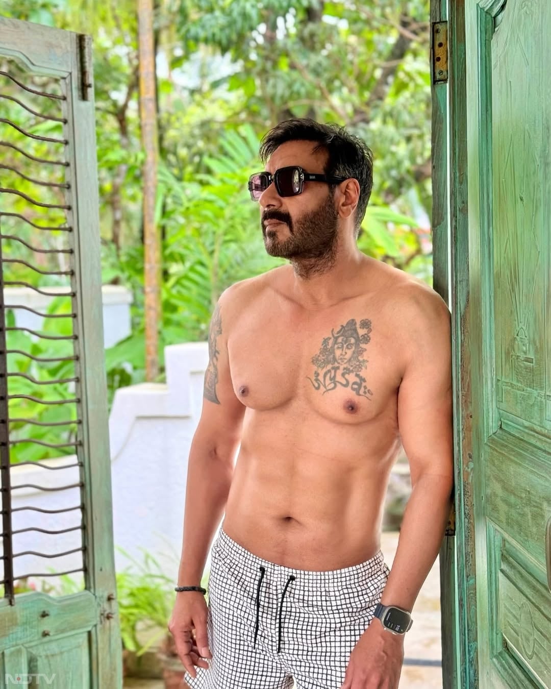 अजित कुमार के अलावा बॉलीवुड के सिंघम अजय देवगन की छाती पर भी शिव भगवान का टैटू है.