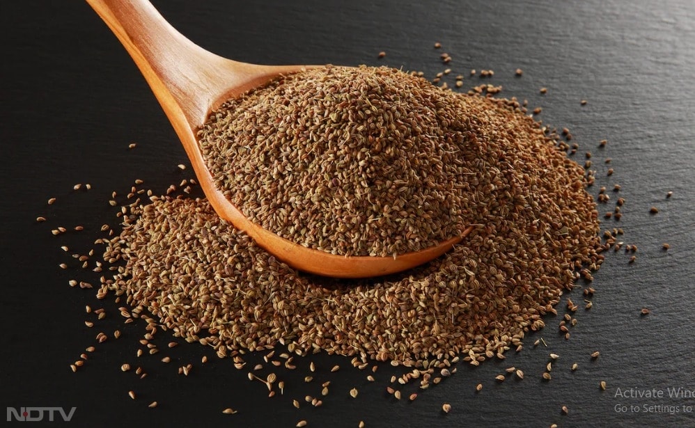 इसके लिए सबसे पहले आप एक गिलास पानी में एक चम्मच अजवाइन उबालें.