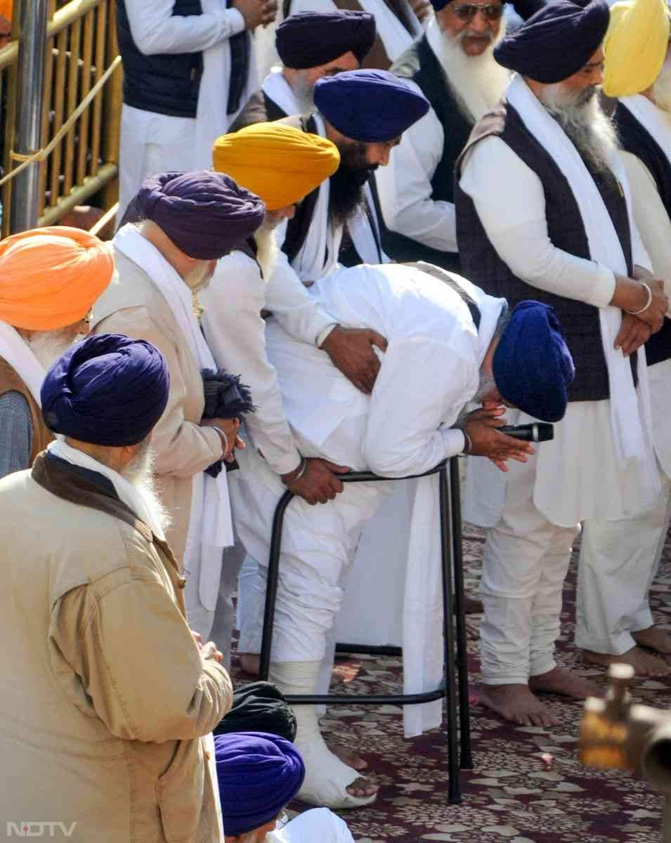 शिरोमणि अकाली के अध्यक्ष सुखबीर सिंह बादल सजा सुनाए जाने के बाद गले में पट्टिका लटकाए व्हीलचेयर पर अमृतसर के स्वर्ण मंदिर पहुंचे.