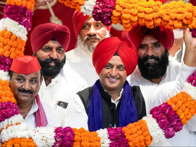 Photos: अखिलेश यादव आज लाल पगड़ी पहने क्यों नजर आए, जानिए