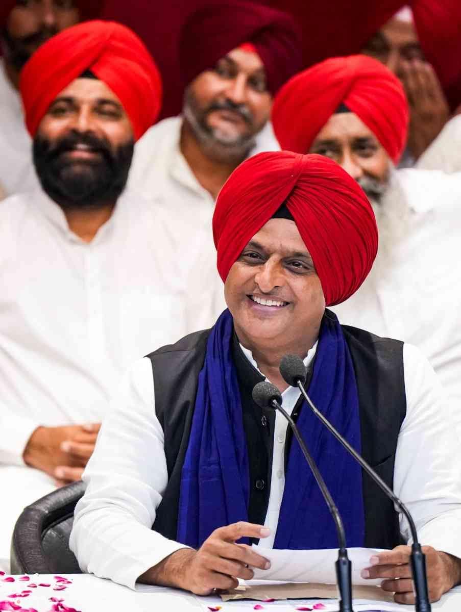 समाजवादी पार्टी के अध्यक्ष अखिलेश यादव आज लाल रंग की पगड़ी में दिखाई दिए.