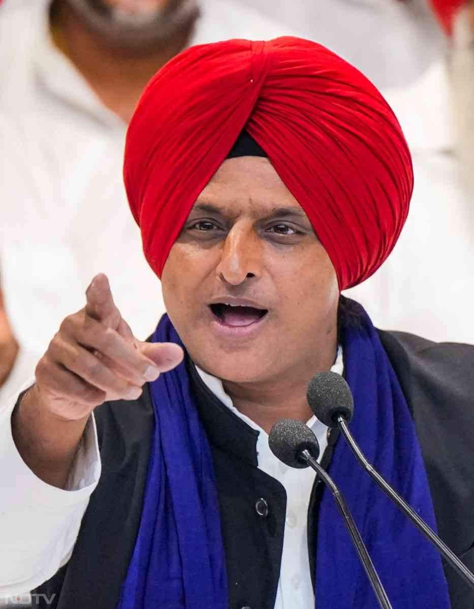 उन्होंने अखिलेश यादव के सम्मान में उन्हें ये पगड़ी बांधी.