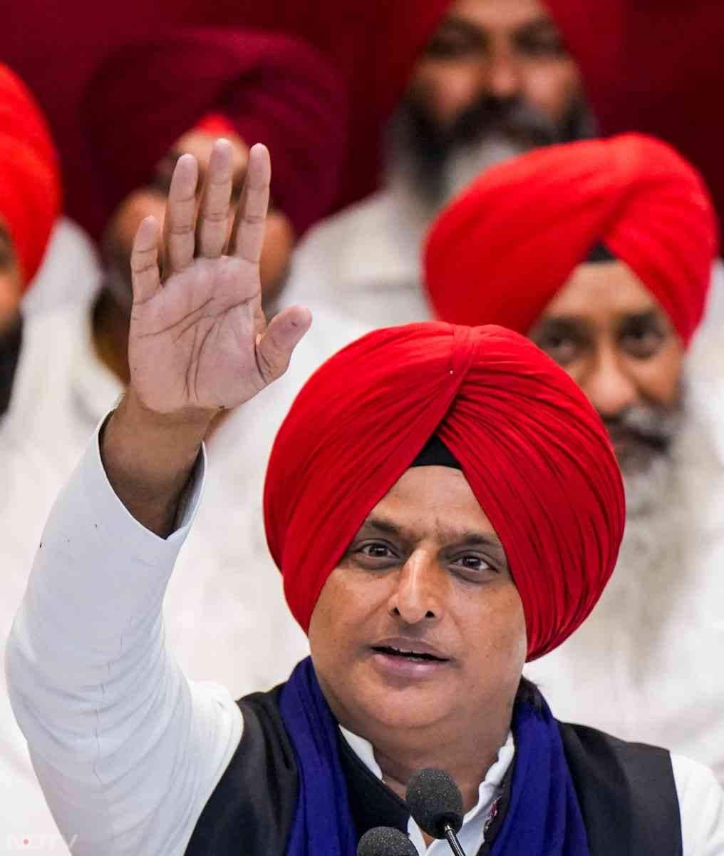 अखिलेश यादव की पगड़ी की ये तस्वीरें अब सोशल मीडिया पर वायरल हो रही हैं.