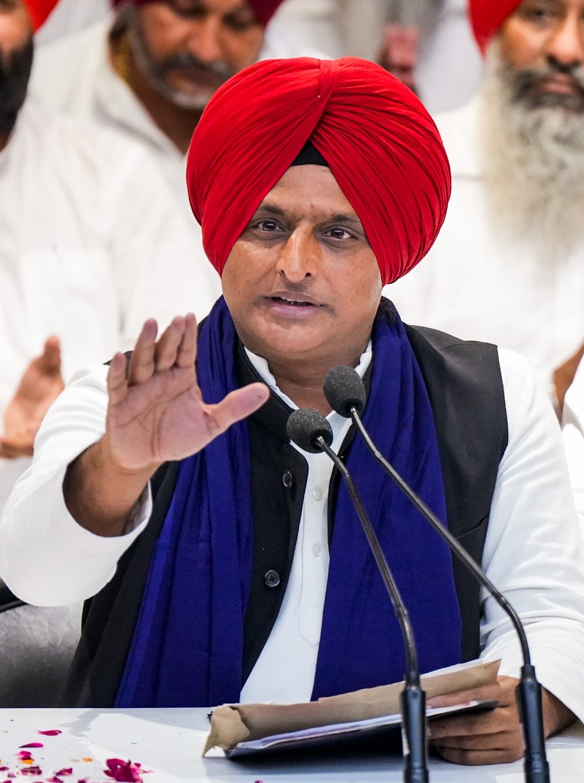 इन तस्वीरों में अखिलेश यादव सिंघ इज किंग वाले अंदाज में दिखाई दे रहे हैं.