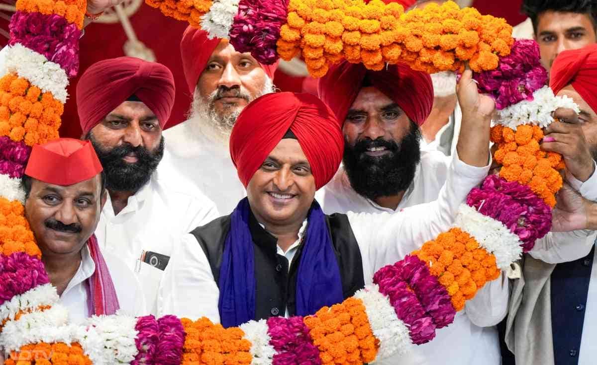 अखिलेश यादव के सम्मान में सिखों ने उन्हें फूलों की माला भी पहनाई.