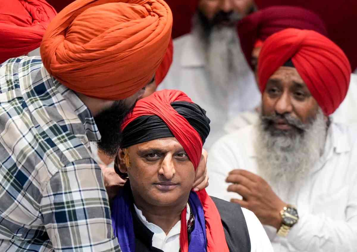 उन्होंने ही अखिलेश यादव को यह पगड़ी बांधी.