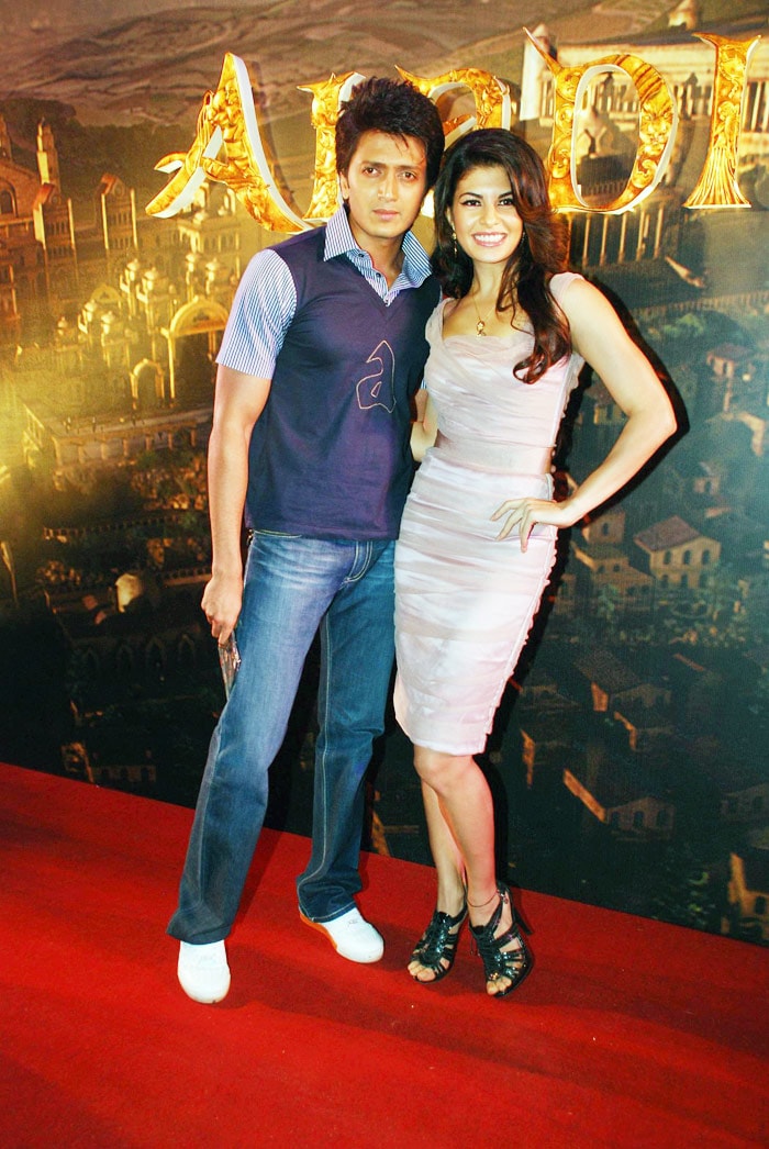 The soundtrack of this much-talked about Amitabh Bachchan-starrer, a contemporary take on the classic fairy tale, is racy and energetic.<br />
<br />
Seen in this pic are Riteish and Jacqueline. &nbsp; (Photo: IANS)