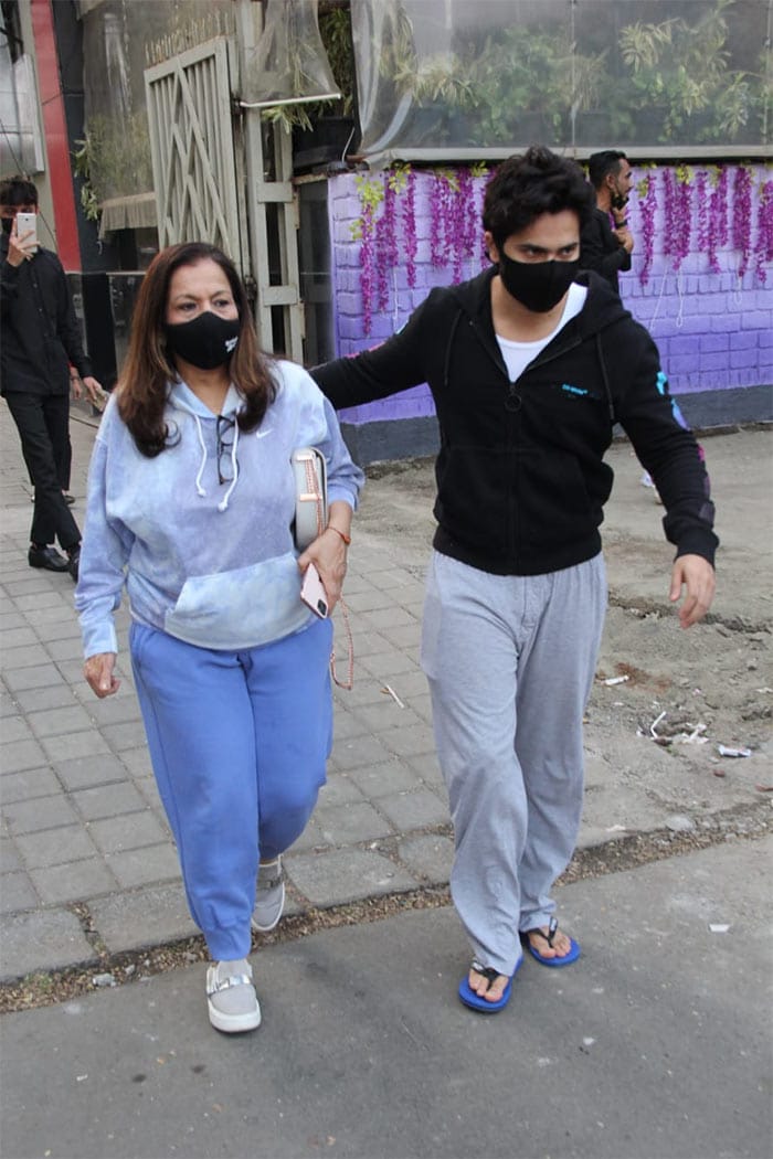 Varun Dhawan along with his mother Karuna Dhawan were spotted at a clinic in Bandra.