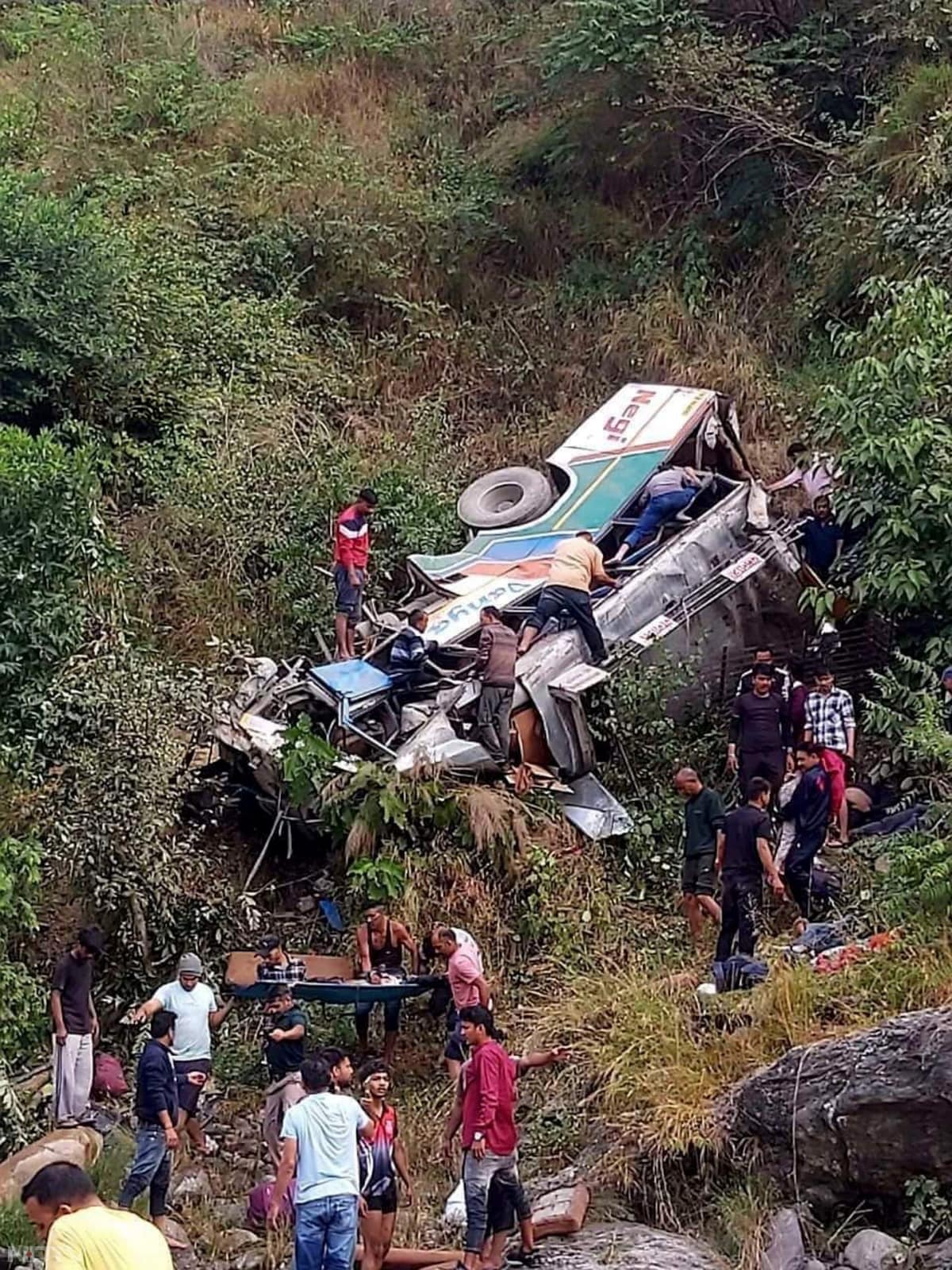 उत्तराखंड (Uttarakhand) के अल्मोड़ा में एक भीषण सड़क हादसे की खबर है. इस हादसे में 22 लोगों की मौत हो गयी है और कई अन्य घायल हैं.