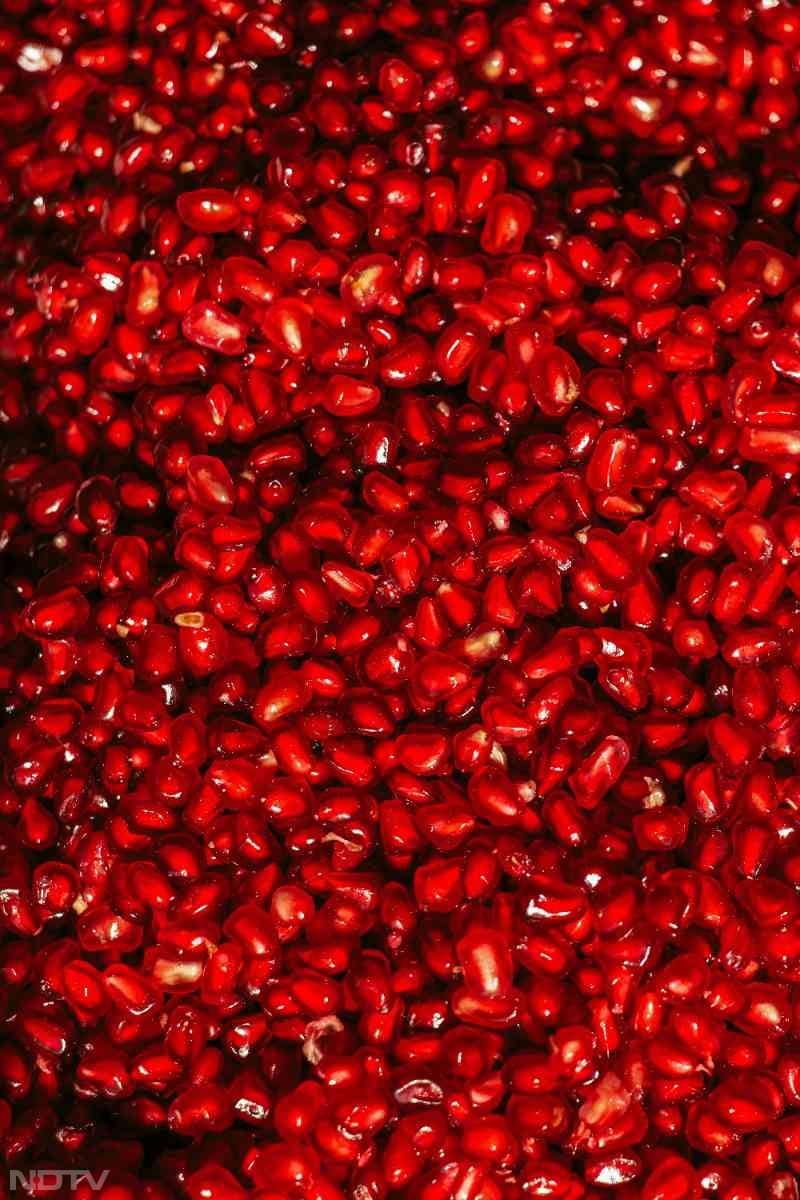 6. डाइजेशन - अनार में मौजूद फाइबर आपका पाचन दुरुस्त करता है, कब्ज दूर करता है और पेट हल्का रखता है.