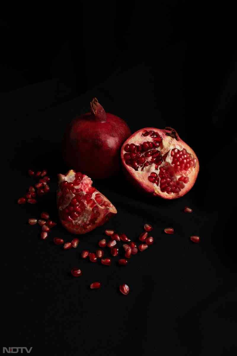 यानी अनार खून, स्किन, दिल और पेट सभी को हेल्दी रखने में सक्षम है. इसीलिए 1 कटोरी अनार हर रोज़ खाएं.