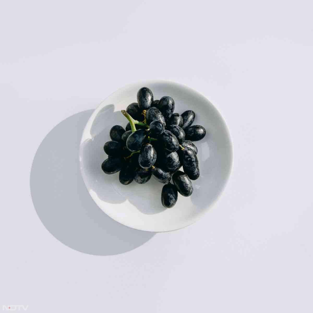 4. हार्ट हेल्थ - अंगूर में मौजूद एंटीऑक्सीडेंट और फ्लावोनॉयड्स दिल को मजबूत बनाते हैं.