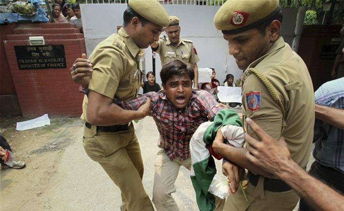 Police arresting Anna supporters outside Pranab Mukherjee's residence.