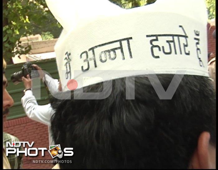 Anna supporters protesting outside Delhi Chief Minister Sheila Dikshit's residence.