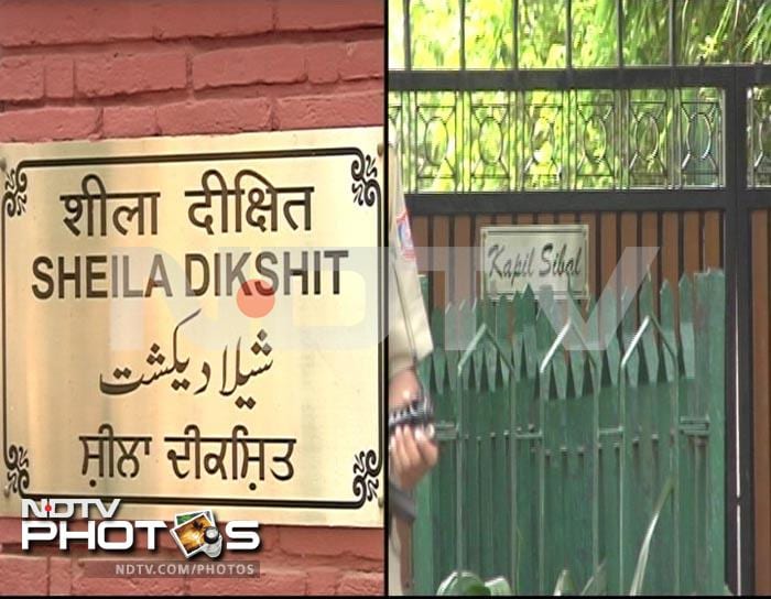 Anna supporters protesting outside Delhi Chief Minister Sheila Dikshit's residence.