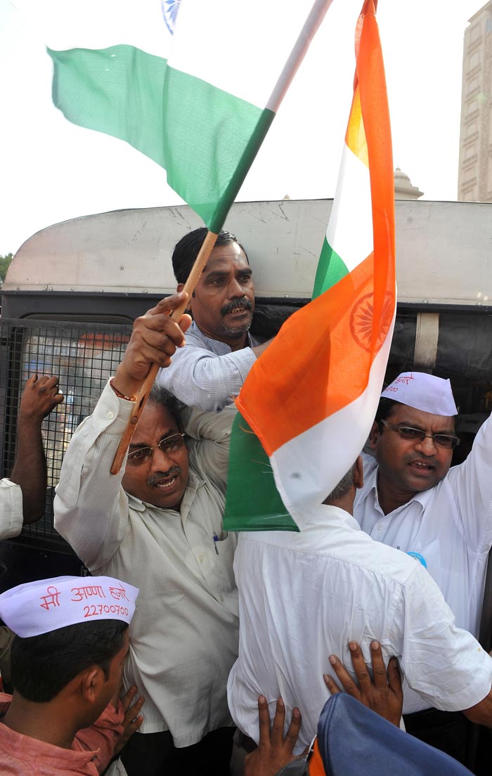 India stands with Anna Hazare
