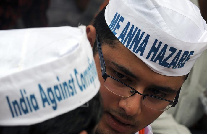 India stands with Anna Hazare