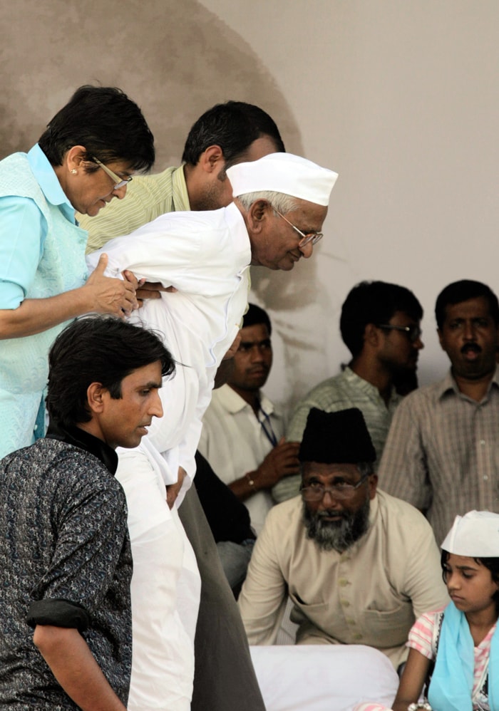 Anna Hazare is helped by supporter and key Team Anna member Kiran Bedi after breaking his fast in the capital.