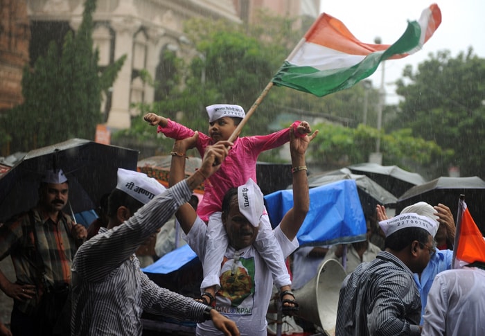 Rain is no hurdle for Anna's supporters in Mumbai, who danced in the streets despite the heavy downpour after the social activist broke his fast this morning.