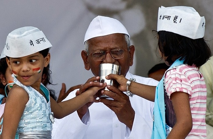 Anna Hazare breaks his fast with the help of five year old Ikrah and Simran. After breaking his fast, he left Ramlila Maidan for hospital and is now under medical supervision in Medanta Medicity hospital, Gurgaon.