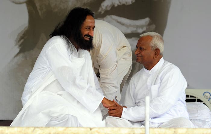 Sri Sri Ravi Shankar joins Anna Hazare at Ramlila Maidan once again today (August 22).