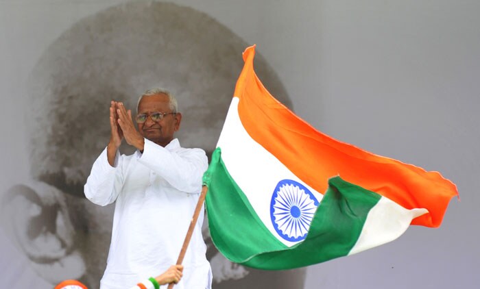 Anna Hazare acknowledges public support on day 3 of his fast at Ramlila Ground.