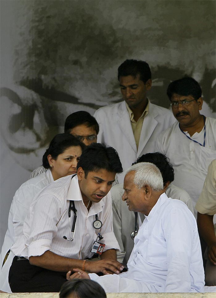 A team of doctors examining Anna on August 22, which was the seventh day of his fast.