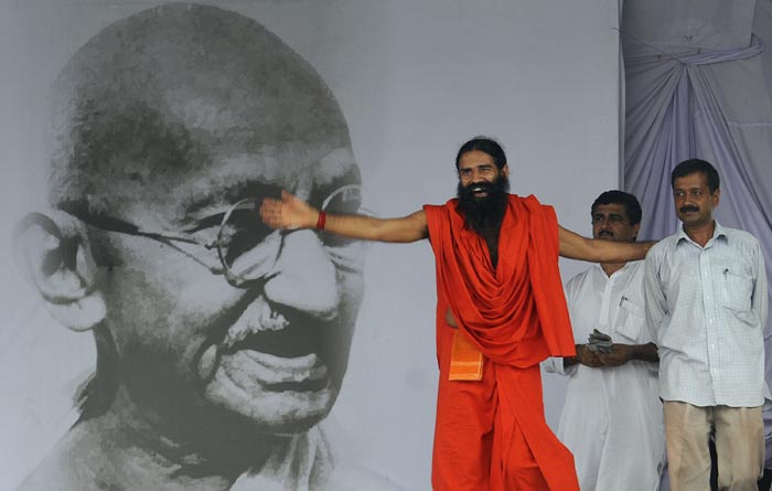 Yoga guru Baba Ramdev also met Anna Hazare at Ramlila Ground today (August 24).