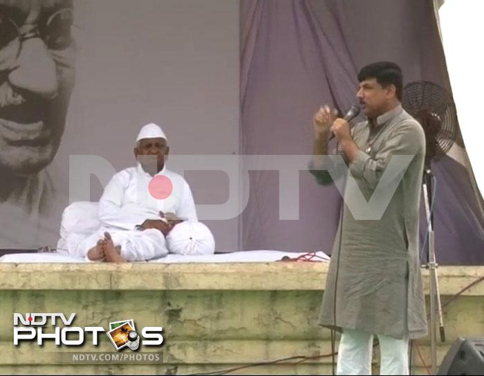 A supporter of Anna Hazare takes to the mic and commences the proceeding of Day 3 of Anna's fast at Ramlila Ground.