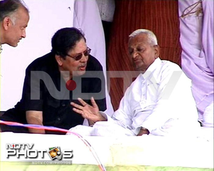 Anna Hazare with former Lokayukta Justice Santosh Hegde.