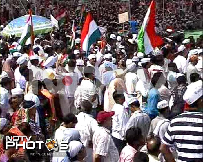 Scores of Anna's supporters have thronged to the Ramlila Maidan. <br><br>
The citizens of Delhi are taking part in a protest march from the India Gate to Ramlila Ground, which it is scheduled to start at 5pm.
