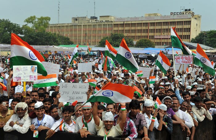 According to the police, over 28,000 strong crowd is present at Ramlila Maidan in support of the Gandhian leader.