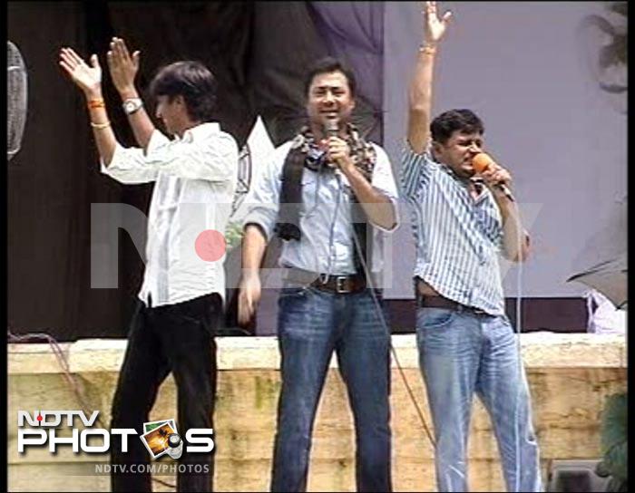 Actor Raghubir Yadav, who was last seen in hit film <i>Peepli Live</i> came to meet Anna Hazare and sang <i>Mehengai dayan khaye jaat hai</i> from the film, which was a satire on the society. And some would say a film within a film moment. Peepli Live meets Peepli Live, with scenes at the Ramlila Ground reminiscent of the groundbreaking film.
