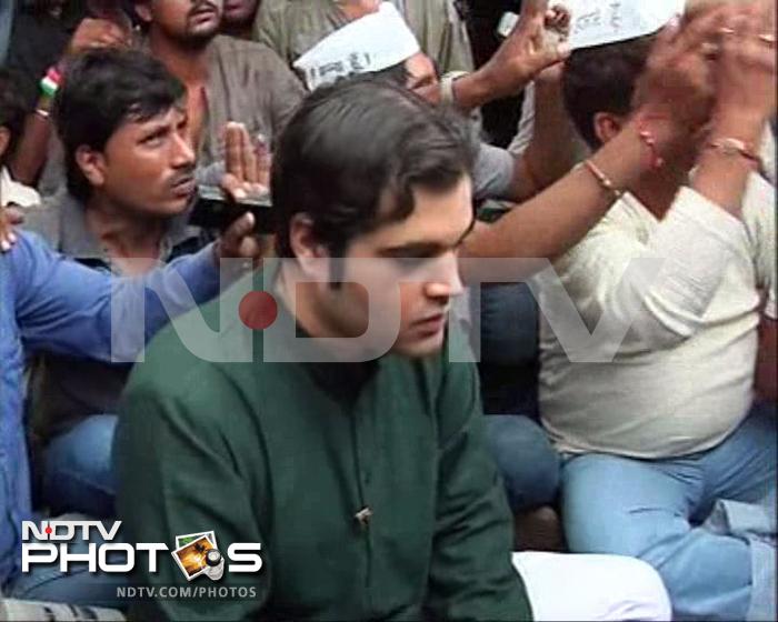 BJP leader Varun Gandhi arrives at Ramlila Maidan to show support for Gandhian activist Anna Hazare.